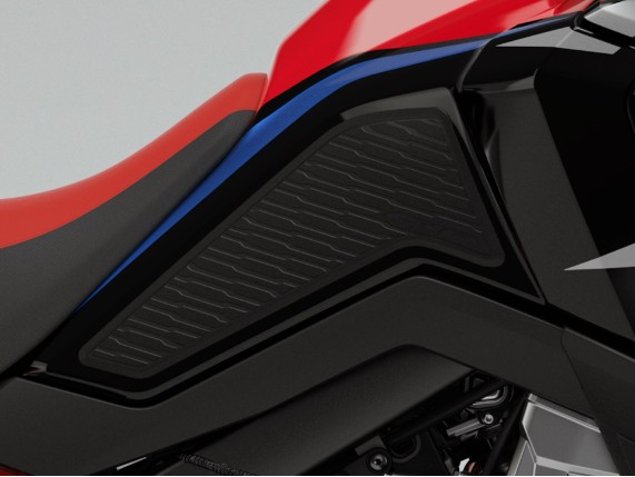 22YM_AFRICA_TWIN_L1_STUDIO_CLOSE-UP_modelS_profileshot_no72