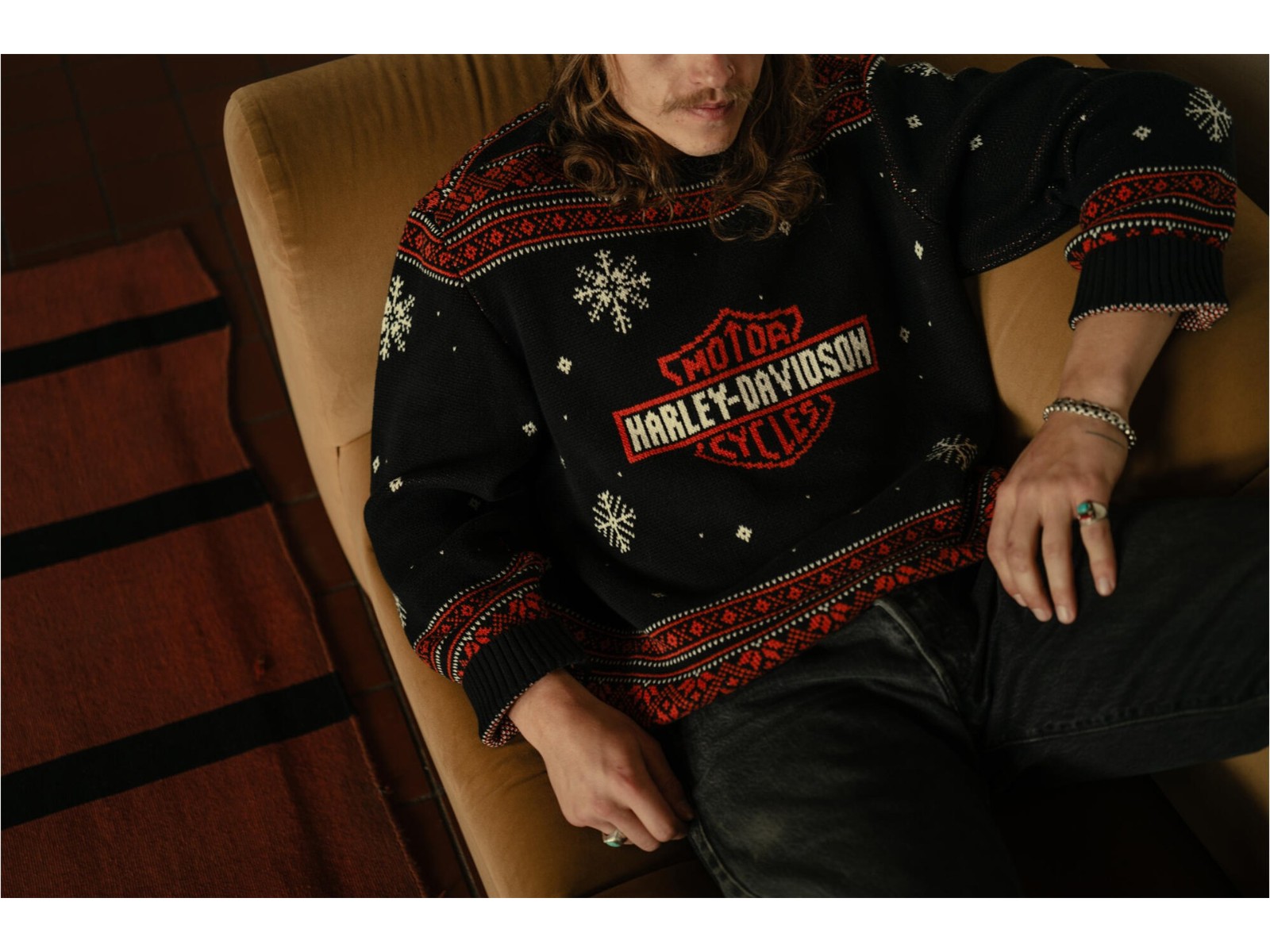 Urban Classics Herren Weihnachtspullover 'Wanted' – Mit Nikolaus-Motiv, Gestreifte Ärmel