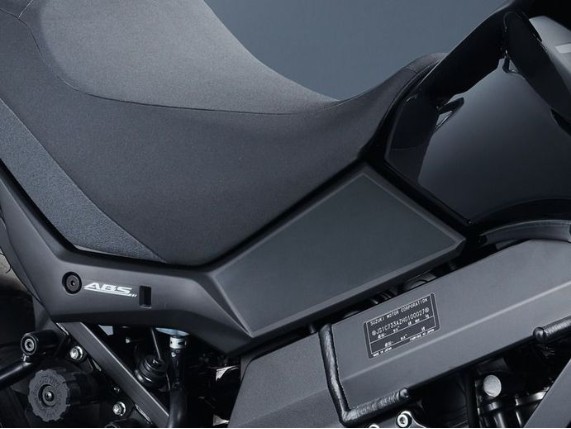 990D0-28K02-BLK, Seitliche Schutzfolie