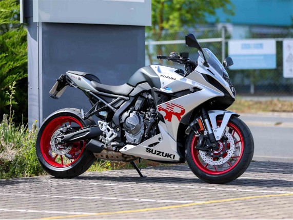Suzuki GSX-8 R Vor