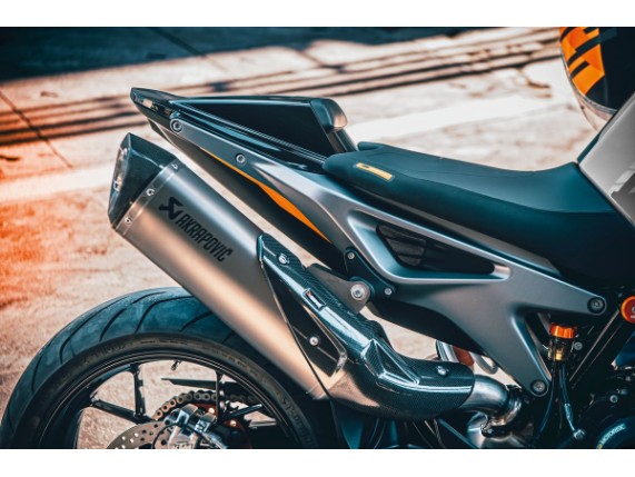 pho_pp_mon_462421_63605979100__akrapovi___slip_on_line__mounted__sall__awsg__v1