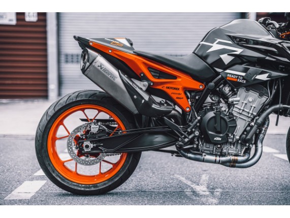 pho_pp_mon_462670_63605999000_akrapovic_kit_evolution_line_mounted__sall__awsg__v1