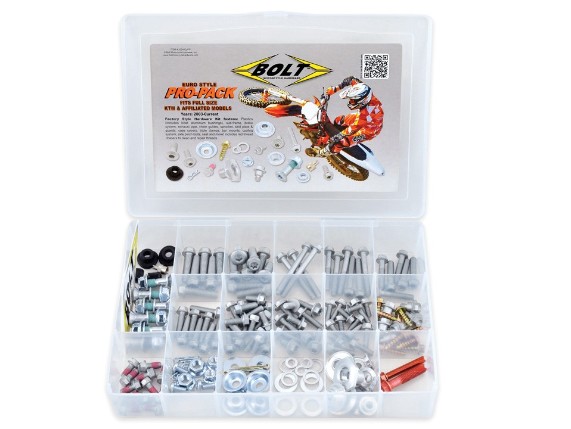 BOLT Pro-Pack EURO Schraubenkit mit 180 Schrauben und Befestigungsteilen im originalgetreuen KTM Factory Style. Das umfangreiche Sortiment enthält verschiedene Flanschschrauben, Verkleidungsschrauben, Kettenradschrauben, Muttern, Unterlegscheiben und Distanzbuchsen für Wartung und Reparatur von KTM-Motocross- und Enduro-Motorrädern.