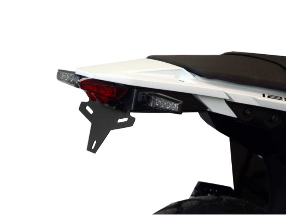 Montierter TecBike GP Kennzeichenhalter an der KTM 390 SMC R mit sportlicher Heckansicht.