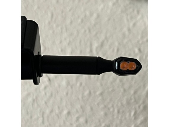 HS MotoParts Vision Micro-LED-Blinker im angebauten Zustand mit schwarzem Kunststoffgehäuse, rauchgrau getöntem Glas und kompakter Bauform.