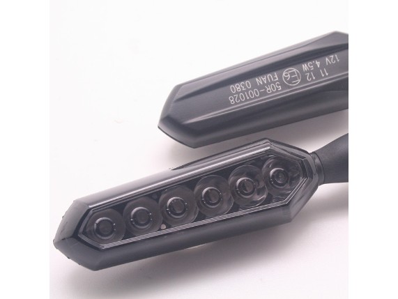 HS MotoParts LED-Blinker Sniper mit schwarzem Aluminiumgehäuse im Deatil, getöntem Glas und sequenzieller LED-Blinktechnik.