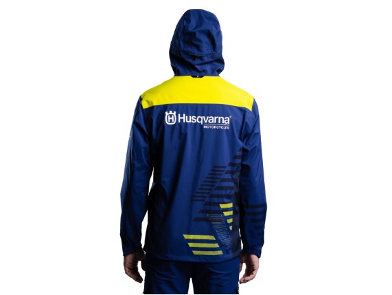 Convert-1200Wx1200H-PHO-HS-PERS-RS-3HS24003760X-TEAM-HARDSHELL-JACKET-ONMODEL-BACK2-SALL-AWSG-V1