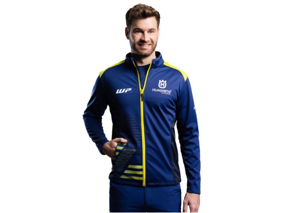 Convert-1200Wx1200H-PHO-HS-PERS-VS-3HS24003750X-TEAM-SOFTSHELL-JACKET-ONMODEL-SIDE-SALL-AWSG-V1