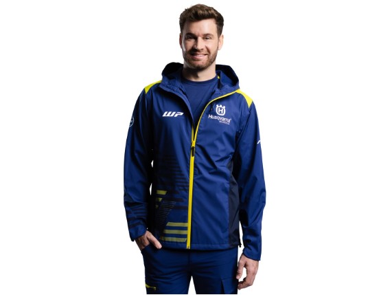 Convert-1200Wx1200H-PHO-HS-PERS-VS-3HS24003760X-TEAM-HARDSHELL-JACKET-ONMODEL-SIDE-SALL-AWSG-V1