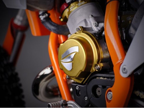 RR Racing Zündungsdeckel aus CNC-gefrästem Aluminium für KTM 65 SX, Husqvarna TC 65 und GASGAS MC 65. Hochwertige Zündungsabdeckung als Ersatz für den originalen Kunststoffdeckel verbaut.