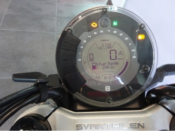 HUSQVARNA Svartpilen 401