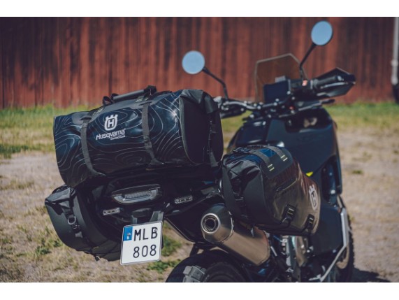 Original Husqvarna Seitentaschenset für die Norden 901 mit wasserdichten Adventure Softbags auf dem Motorrad verbaut