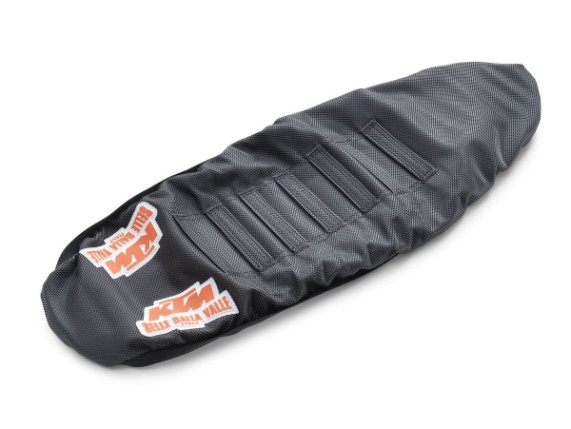 Schwarzer KTM PowerParts Sitzbankbezug mit quer abgenähten Rippen für KTM SX-, EXC- und EXC-F-Modelle mit Sitzbank in Standardhöhe.