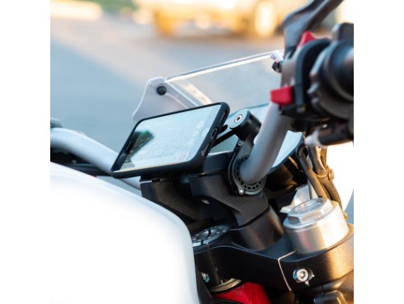 PhoneCase_Lifestyle_3_6cec5b8d-5e7b-409a-af6b-2de8a66ee7e1_900x