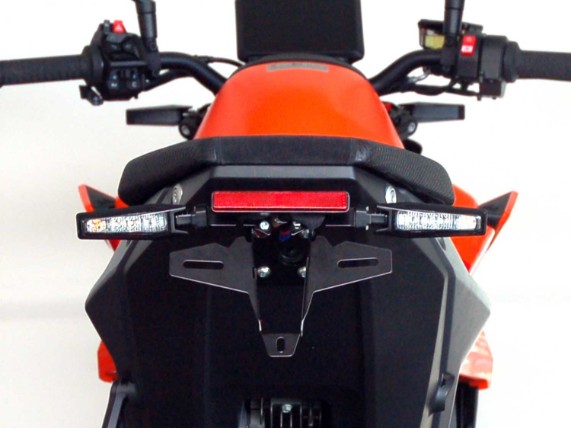 Montierter TecBike IQ5 Kennzeichenhalter an der KTM 990 Duke mit kompakter Heckgestaltung.