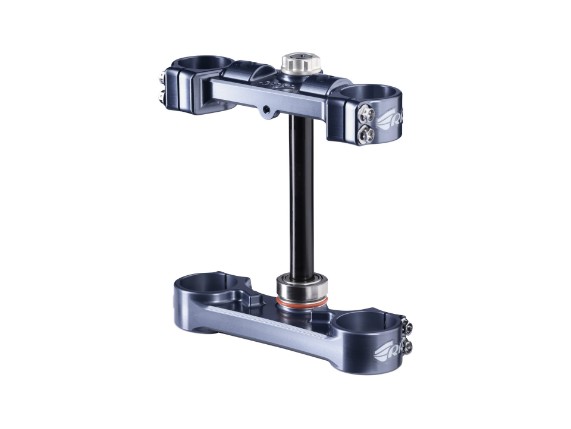 RR Racing Titanium Series Tripleclamp Gabelbrücke für 65-cm³-Motocross-Motorräder von KTM, Husqvarna und GASGAS. Die hochwertige Aluminiumkonstruktion mit durchgehender Klemmfläche, Titanium Race-Spec Verschraubungen und blauem RR Racing Finish bietet eine leichte und stabile Alternative zur originalen Gabelbrücke.