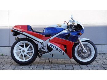 VFR 750 R RC30